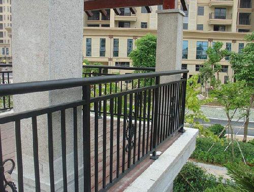 洛陽(yáng)鋅鋼護(hù)欄廠-鋅鋼陽(yáng)臺(tái)